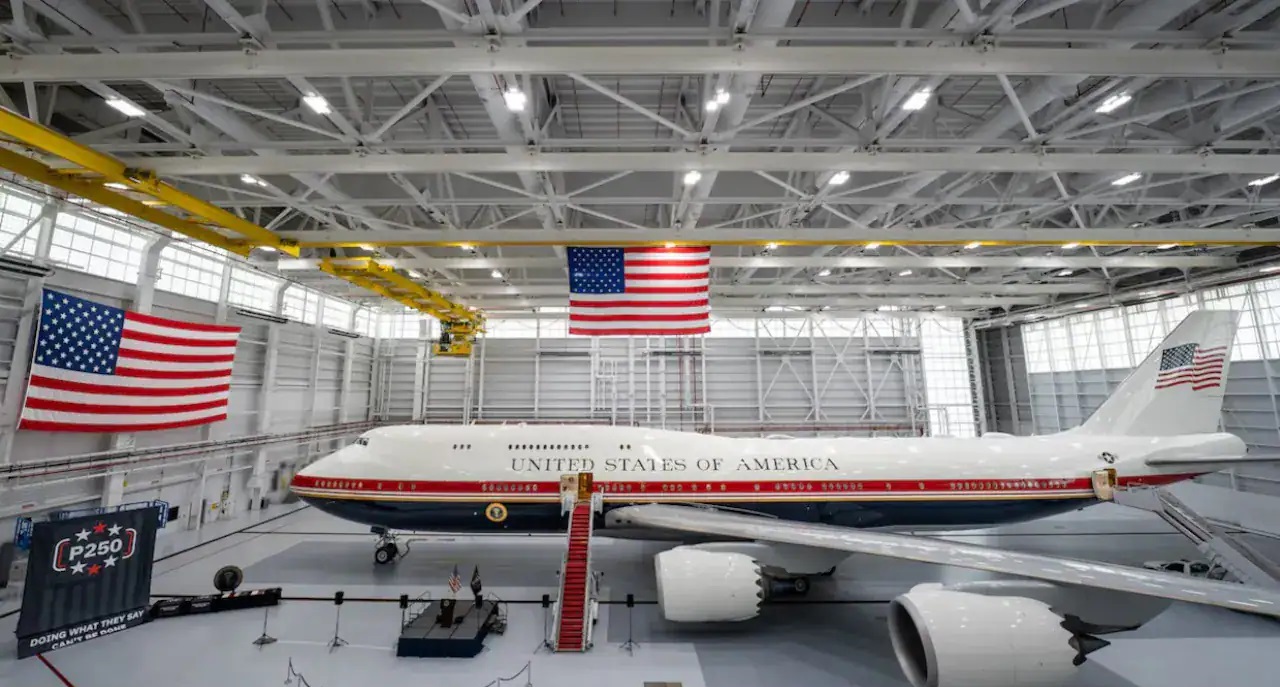 ਡੋਨਾਲਡ ਟਰੰਪ ਨੇ ਨਵੇਂ Air Force One ਜਹਾਜ਼ ਦਾ ਕੀਤਾ ਉਦਘਾਟਨ, ਕਤਰ ਦੇ ਸ਼ਾਸਕ ਨੇ ਦਿੱਤਾ ਸੀ Gift