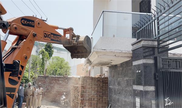 drug traffickers  illegal construction  bulldozer