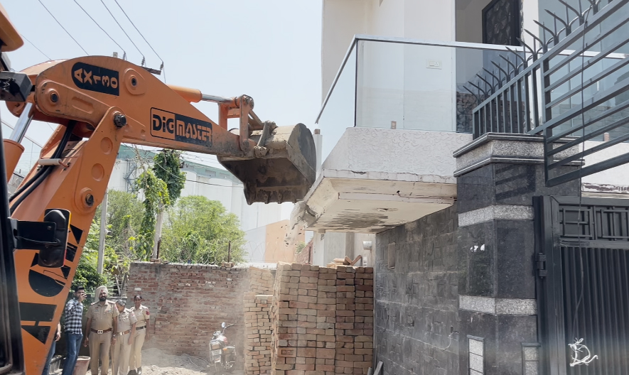 ਨਸ਼ਾ ਤਸਕਰਾਂ ਦੇ ਗੈਰ-ਕਾਨੂੰਨੀ ਨਿਰਮਾਣਾਂ ’ਤੇ ਚੱਲਿਆ ਬੁਲਡੋਜ਼ਰ, ਭਾਰੀ ਪੁਲਸ ਤਾਇਨਾਤੀ ਹੇਠ ਹੋਈ ਕਾਰਵਾਈ