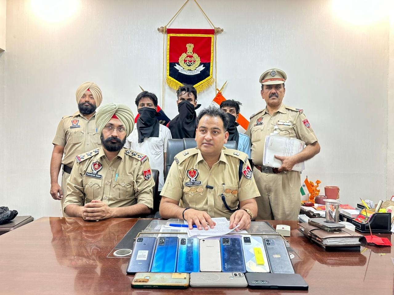 ਲੋਕਾਂ ਤੋਂ ਖੋਹੇ ਗਏ 10 ਮੋਬਾਈਲ ਲੁਧਿਆਣਾ ਪੁਲਸ ਨੇ ਕੀਤੇ ਬਰਾਮਦ! ਆਟੋ ''ਚ ਸਵਾਰੀਆਂ ਨੂੰ ਲੁੱਟਣ ਵਾਲੇ ਮੁਲਜ਼ਮ ਕਾਬੂ