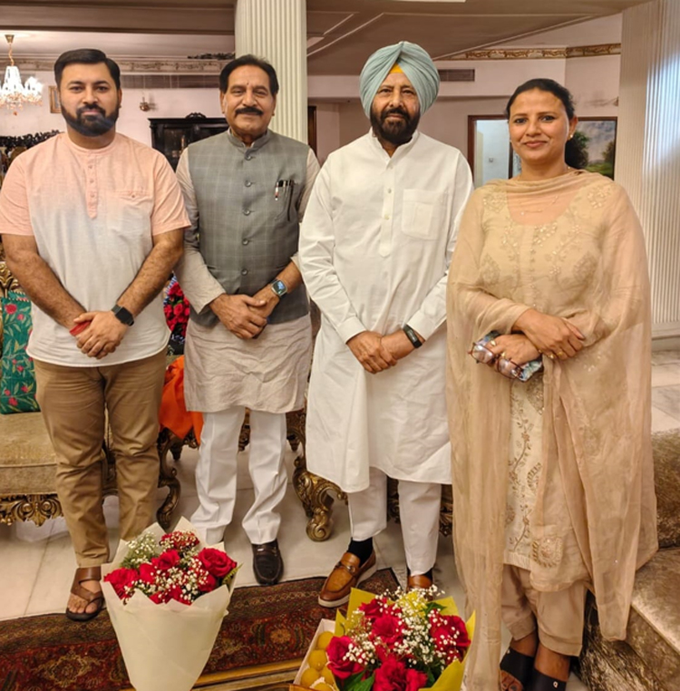 ਸੇਵਾਮੁਕਤ IAS ਅਧਿਕਾਰੀ ਧਰਮਪਾਲ ਨੇ ਭਾਜਪਾ ਦੇ ਸੂਬਾ ਪ੍ਰਧਾਨ ਕੇਵਲ ਸਿੰਘ ਢਿੱਲੋਂ ਦਾ ਕੀਤਾ ਸਨਮਾਨ