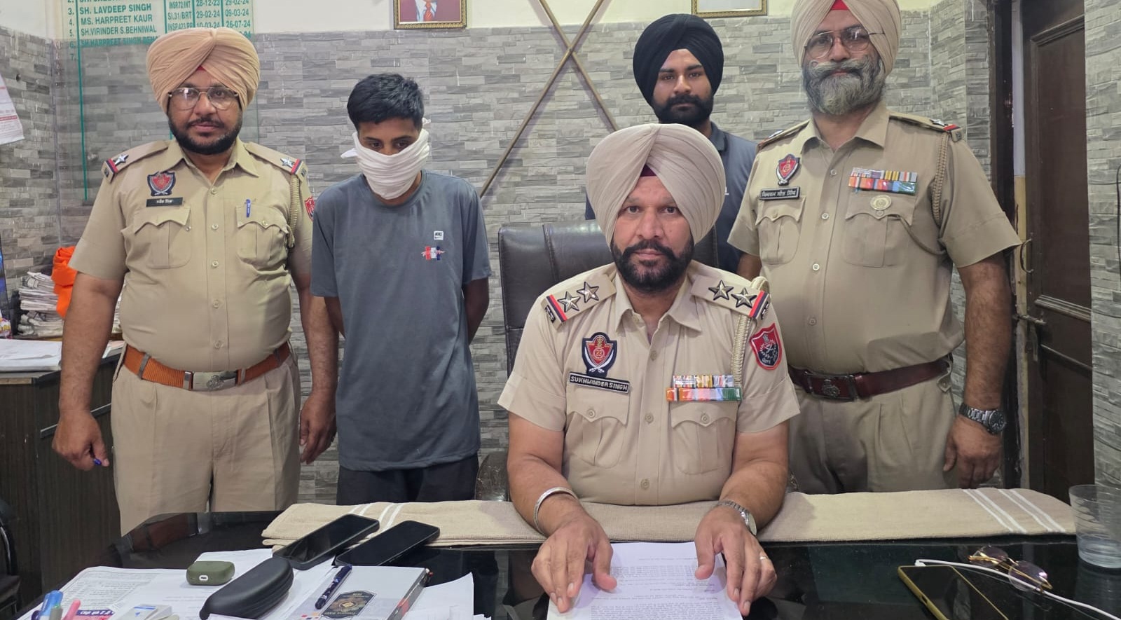 ਲੋਕਾਂ ਨੂੰ ਹਥਿਆਰ ਦੀ ਨੋਕ ''ਤੇ ਲੁੱਟਣ ਵਾਲਾ ਇਕ ਮੁਲਜ਼ਮ ਗ੍ਰਿਫ਼ਤਾਰ, ਦੂਜਾ ਸਾਥੀ ਫ਼ਰਾਰ