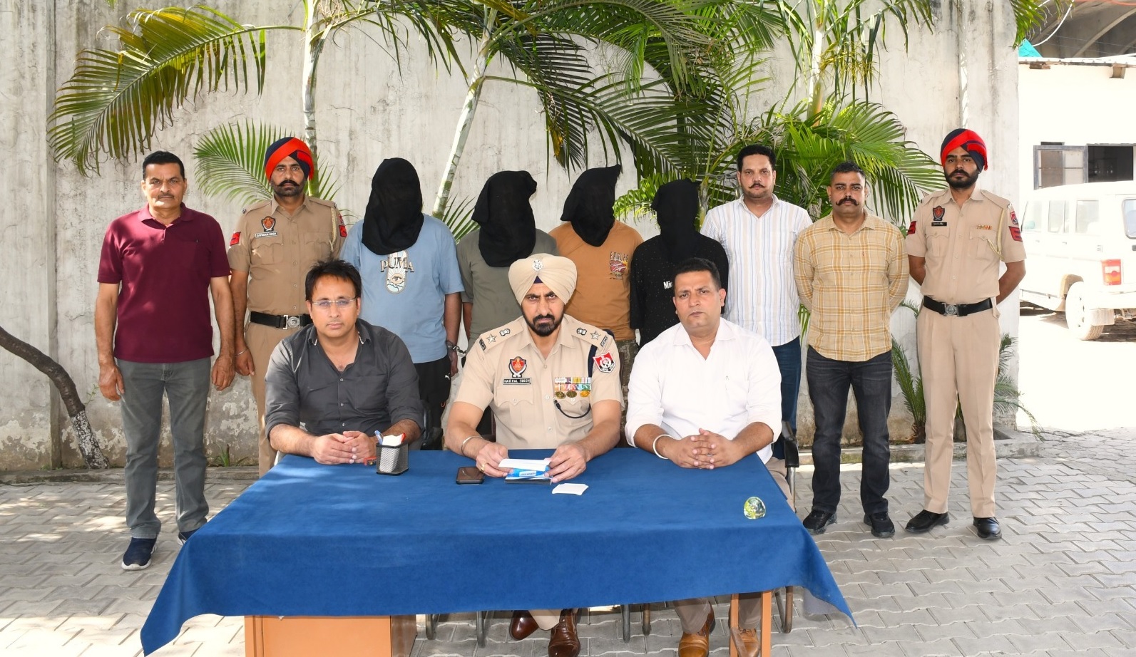 ਵਿਦੇਸ਼ ''ਚ ਬੈਠੇ ਆਕਾ ਦੇ ਇਸ਼ਾਰੇ ''ਤੇ ਫਿਰੌਤੀ ਦੀ ਵੱਡੀ ਸਾਜ਼ਿਸ਼ ਨਾਕਾਮ, ਗੈਂਗ ਦੇ 4 ਖ਼ਤਰਨਾਕ ਗੁਰਗੇ ਗ੍ਰਿਫਤਾਰ