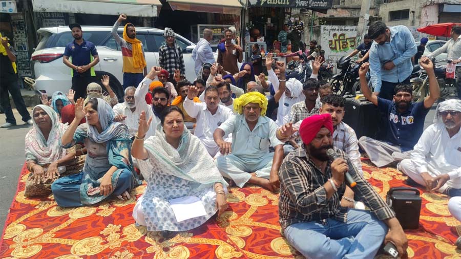 ਲੜਕੀ ਨੂੰ ਵਰਗਲਾ ਕੇ ਭਜਾਉਣ ਵਾਲੇ ਖ਼ਿਲਾਫ਼ ਕਾਰਵਾਈ ਕਰਵਾਉਣ ਲਈ ਨਿਮਿਸ਼ਾ ਮਹਿਤਾ ਨੇ ਲਾਇਆ ਧਰਨਾ