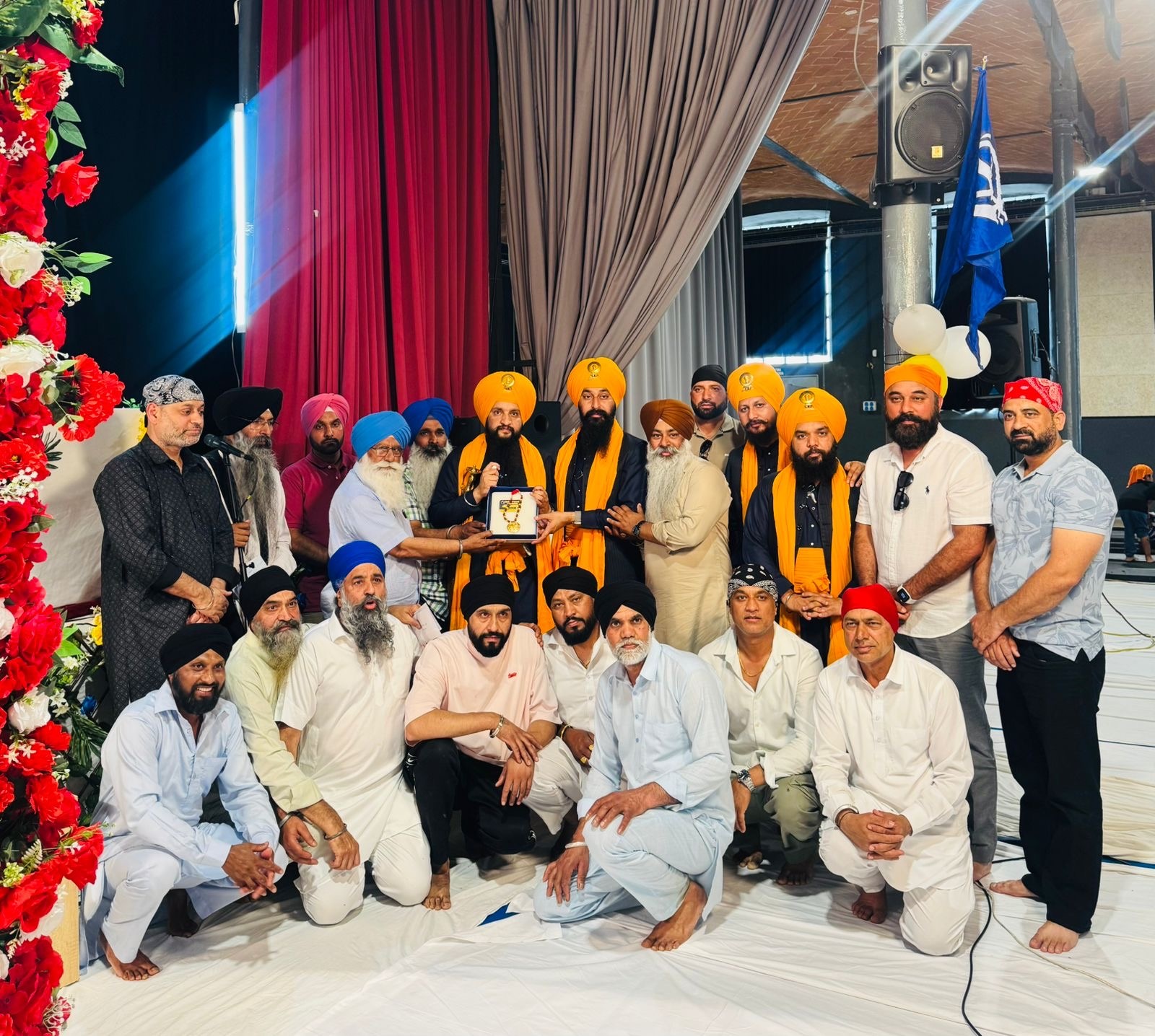 ਸਪੇਨ ਦੀ ਸੰਗਤ ਵੱਲੋਂ ਢਾਡੀ ਗੁਰਪ੍ਰੀਤ ਸਿੰਘ ਲਾਂਡਰਾਂ ਵਾਲਿਆਂ ਦੇ ਜਥੇ ਦਾ ਸੋਨੇ ਦੇ ਮੈਡਲ ਨਾਲ ਸਨਮਾਨ