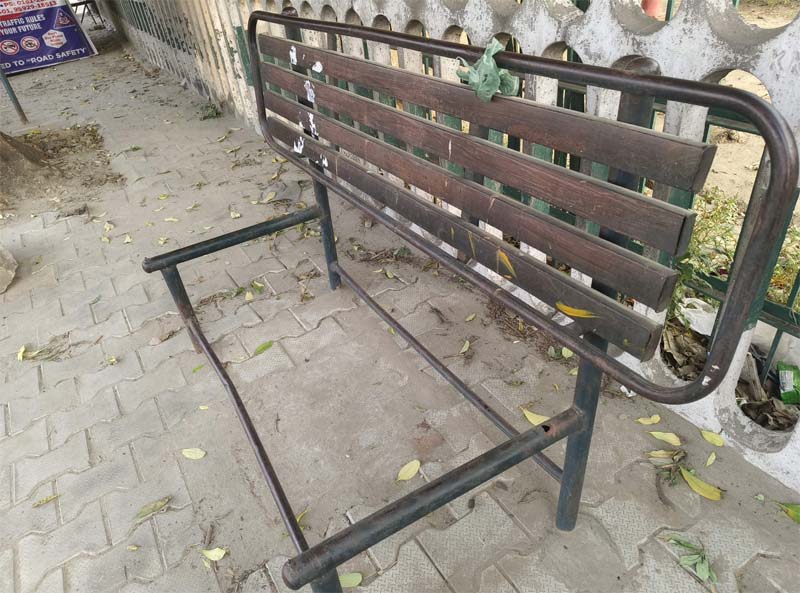 ਨਸ਼ੇੜੀਆਂ ਨੇ ਲੋਕਾਂ ਦੇ ਬੈਠਣ ਵਾਲੇ ਲੋਹੇ ਦੇ ਬੈਂਚਾਂ ਨੂੰ ਵੀ ਨਹੀਂ ਛੱਡਿਆ
