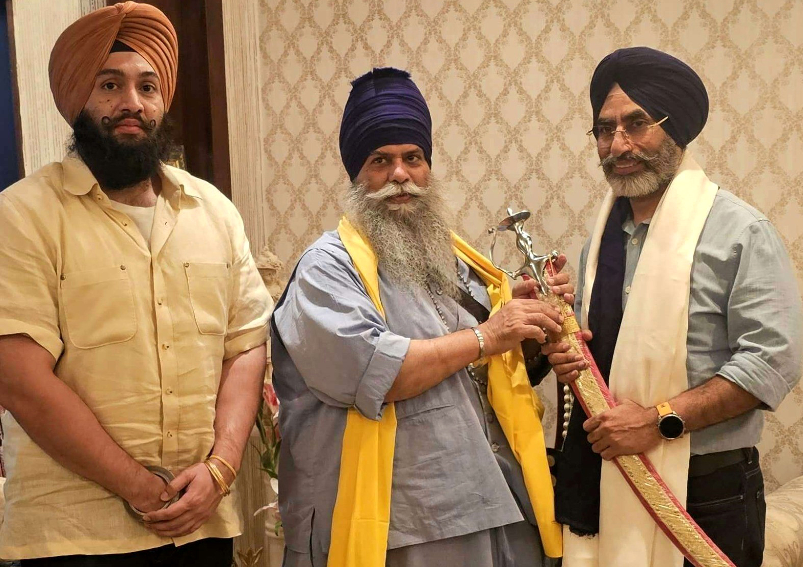 ਐਵਰੈਸਟ ਫ਼ਤਿਹ ਕਰਨ ਵਾਲੇ ਪਹਿਲੇ ਕੈਨੇਡੀਅਨ ਸਿੱਖ ਅਜੈਪਾਲ ਸਿੰਘ ਦਾ ਬਾਬਾ ਬਲਬੀਰ ਸਿੰਘ ਵੱਲੋਂ ਸਨਮਾਨ