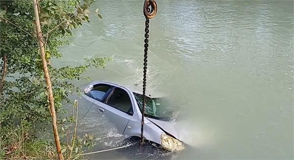 car falls into adampur canal near sirhind