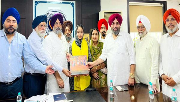 delhi gurdwara committee honours upsc topper rasneet kaur