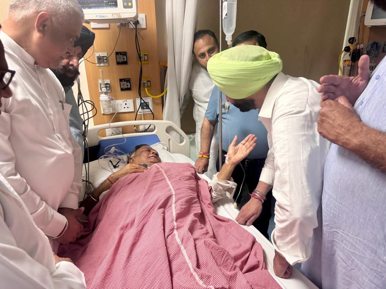 ਮਨੋਰੰਜਨ ਕਾਲੀਆ ਖਤਰੇ ਤੋਂ ਬਾਹਰ, ਹਾਲ ਜਾਨਣ ਪਹੁੰਚੇ ਕੇਂਦਰੀ ਮੰਤਰੀ ਰਵਨੀਤ ਬਿੱਟੂ