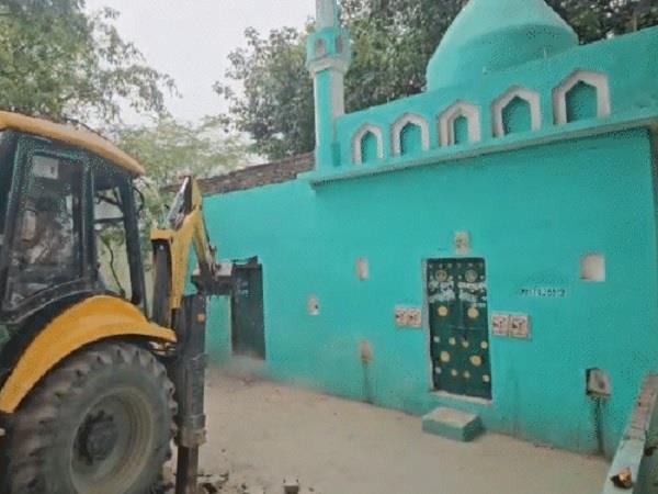 bulldozer runs on 500 year old tomb in sambhal