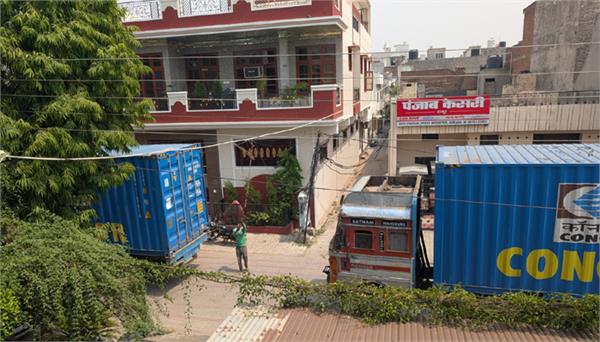 overloaded tippers wreak havoc in residential area of   lakkar mandi