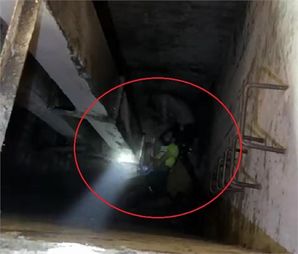 three workers poisonous gas while cleaning elevator  one dies