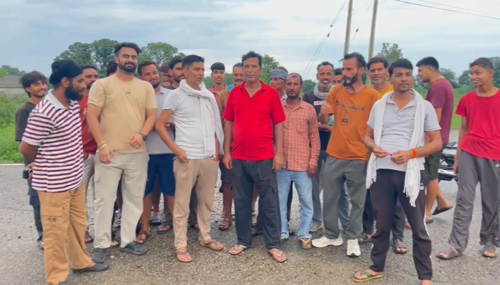 ਤਿੰਨ ਦਿਨਾਂ ਤੋਂ ਹਨੇਰੇ ''ਚ ਡੁੱਬਿਆ ਸਰਹੱਦੀ ਪਿੰਡ ਜਨਿਆਲ, ਲੋਕਾਂ ਵੱਲੋਂ ਜਲਾਲੀ ਪੁਲ ''ਤੇ ਬਿਜਲੀ ਬੋਰਡ ਖ਼ਿਲਾਫ਼ ਪ੍ਰਦਰਸ਼ਨ