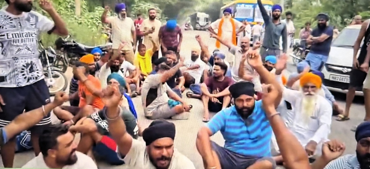 ਫਗਵਾੜਾ ''ਚ ਬਿਜਲੀ ਕਟੌਤੀ ਤੋਂ ਭੜਕੇ ਕਿਸਾਨਾਂ ਨੇ ਪਾਵਰ ਹਾਊਸ ਘੇਰਿਆ, ਫਗਵਾੜਾ-ਹੁਸ਼ਿਆਰਪੁਰ ਰੋਡ ''ਤੇ ਲਾਇਆ ਜਾਮ