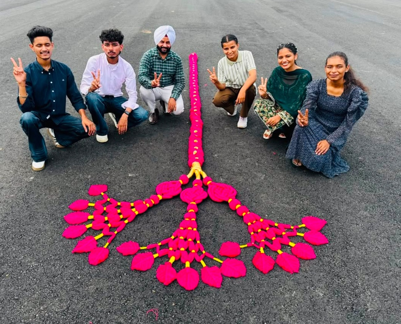 ਭਵਾਨੀਗੜ੍ਹ ਦੇ ਪ੍ਰੋਫੈਸਰ ਨੇ ਰਚਿਆ ਇਤਿਹਾਸ, ਤਿਆਰ ਕੀਤਾ 17 ਫੁੱਟ ਲੰਮਾ ਦੁਨੀਆ ਦਾ ਸਭ ਤੋਂ ਵੱਡਾ ਪੰਜਾਬੀ ਪਰਾਂਦਾ