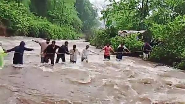 heavy rain waterfall trapped 100 tourists rescue