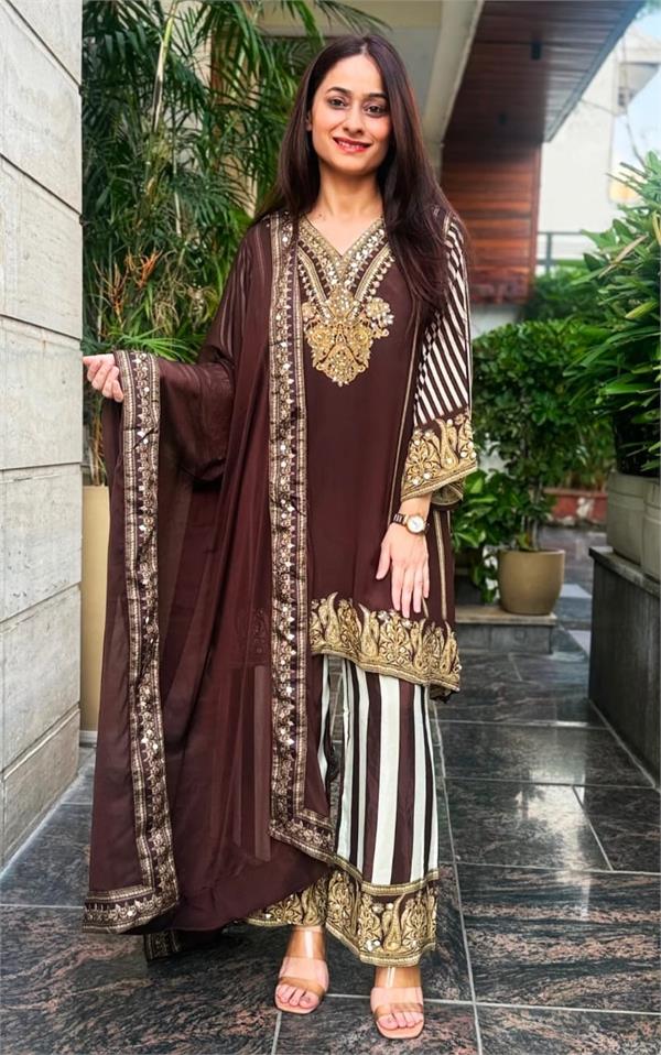 young ladies  bordered suits  royal look