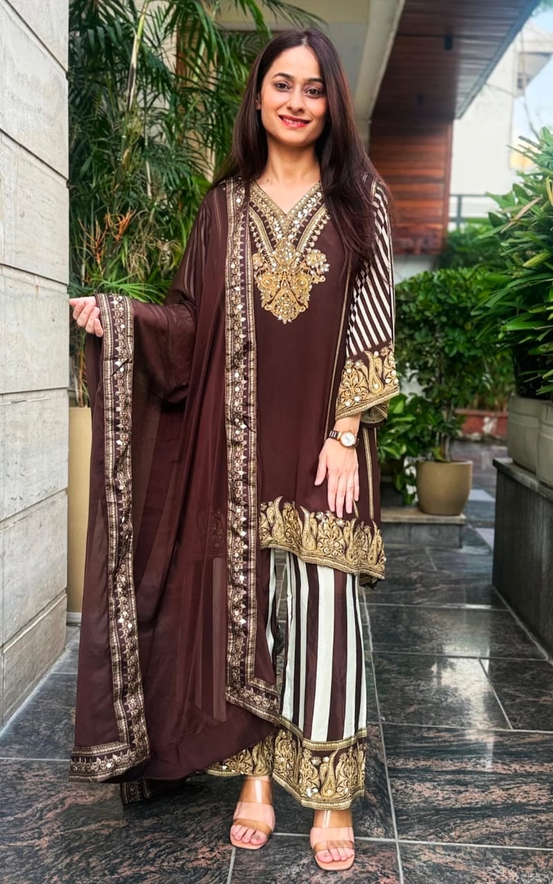 ਮੁਟਿਆਰਾਂ ਨੂੰ ਰਾਇਲ ਲੁੱਕ ਦੇ ਰਹੇ ਹਨ ਹੈਵੀ ਬਾਰਡਰ ਵਾਲੇ ਸੂਟ