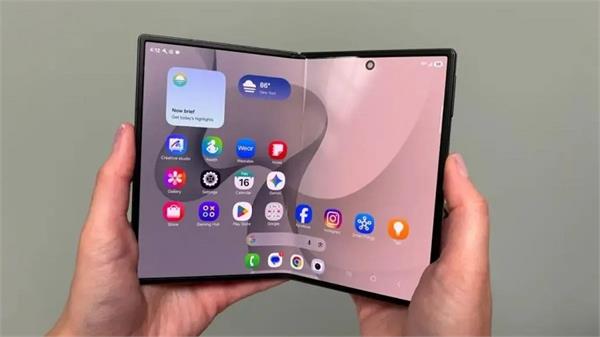 a war has broken out in the foldable phone market 
