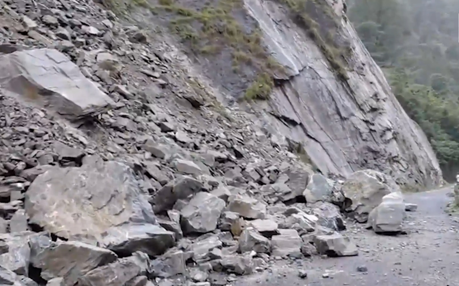 ਯਮੁਨੋਤਰੀ ਹਾਈਵੇਅ ''ਤੇ Landslide, ਮਲਬਾ ਤੇ ਪੱਥਰ ਡਿੱਗਣ ਨਾਲ ਚਾਰਧਾਮ ਯਾਤਰਾ ਪ੍ਰਭਾਵਿਤ