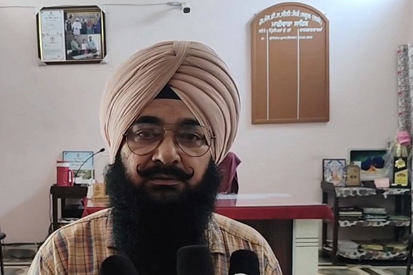 ਪੰਜਾਬ : ਵਿਦਿਆਰਥੀ ਨੇ ਕਰ ''ਤਾ ਪ੍ਰਿੰਸੀਪਲ ''ਤੇ ਹਮਲਾ! ਵੀਡੀਓ ਵਾਇਰਲ ਹੋਣ ਮਗਰੋਂ ਮਚਿਆ ਹੜਕੰਪ (ਵੀਡੀਓ)