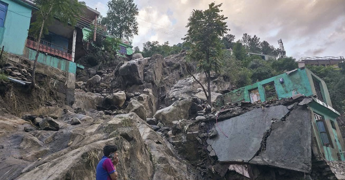 J&K 'ਚ ਫਟ ਗਿਆ ਬੱਦਲ ! ਲੈਂਡਸਲਾਈਡ 'ਚ ਰੁੜ੍ਹ ਗਏ ਕਈ ਘਰ ਤੇ ਗੱਡੀਆਂ