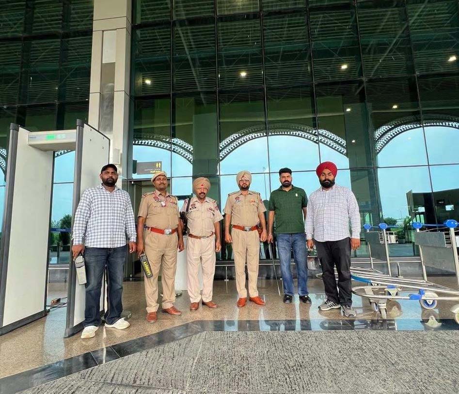ਆਦਮਪੁਰ ਏਅਰਪੋਰਟ ''ਤੇ ਵਧਾਈ ਗਈ ਸੁਰੱਖਿਆ