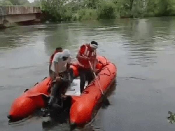 woman  head  injured  data cable  canal