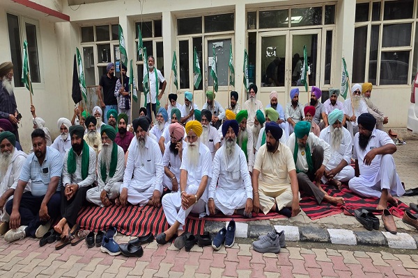 ਡੇਰਾਬੱਸੀ ਤਹਿਸੀਲ ''ਚ ਕਿਸਾਨਾਂ ਦਾ ਫੁੱਟਿਆ ਗੁੱਸਾ, ਪਟਵਾਰੀ ਨੂੰ ਮੁਅੱਤਲ ਕਰਨ ਦੀ ਮੰਗ