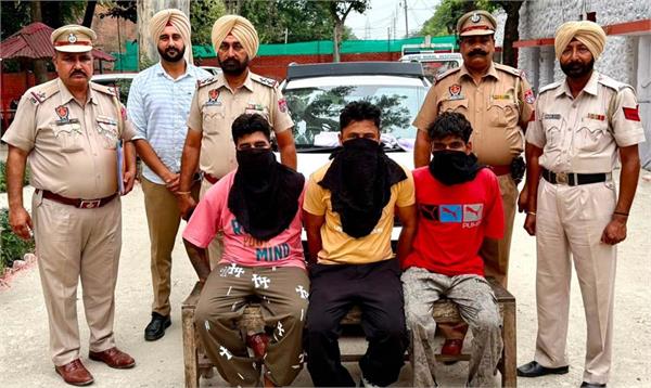 3 members of gang that snatched women  s earrings arrested