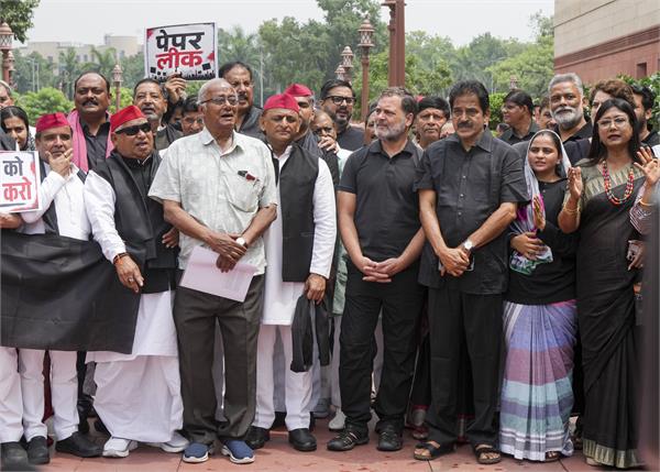 parliament complex  black clothes  opposition