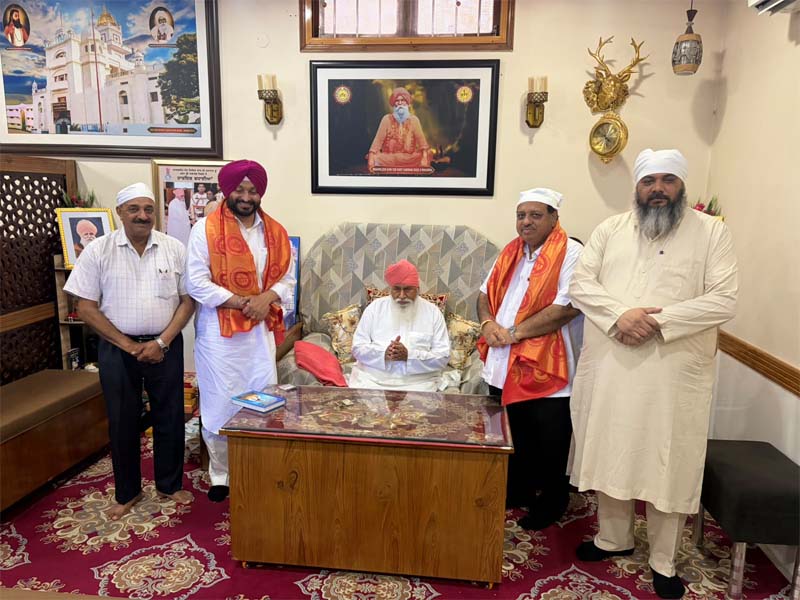 ਕੇਂਦਰੀ ਮੰਤਰੀ ਰਵਨੀਤ ਬਿੱਟੂ ਡੇਰਾ ਸੱਚਖੰਡ ਬੱਲਾਂ ਵਿਖੇ ਹੋਏ ਨਤਮਸਤਕ