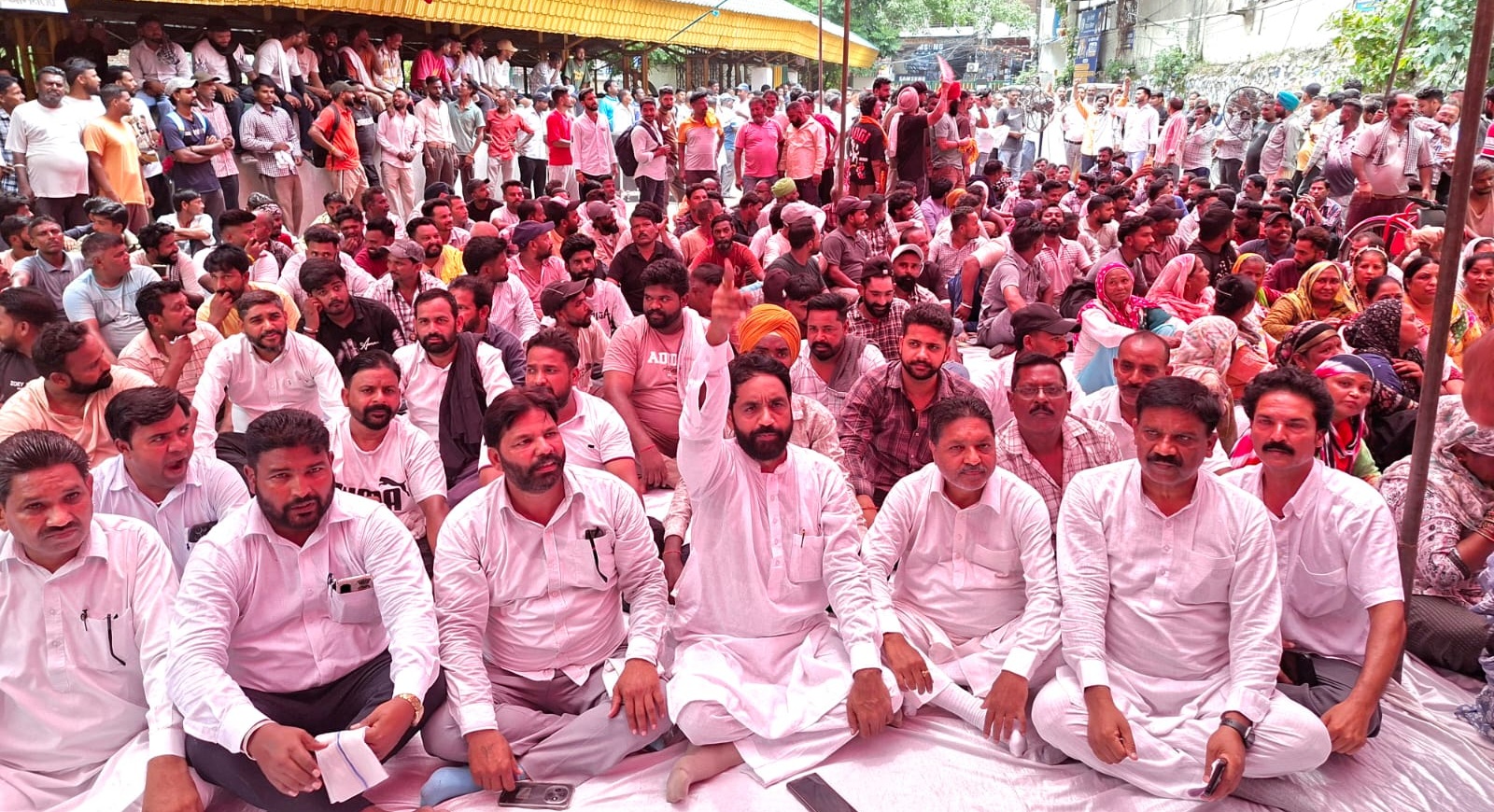 ਲੁਧਿਆਣਾ ''ਚ ਸਫ਼ਾਈ ਕਰਮਚਾਰੀਆਂ ਨੇ ਨਿਗਮ ਦਫ਼ਤਰ ਦੇ ਬਾਹਰ ਲਾਇਆ ਧਰਨਾ