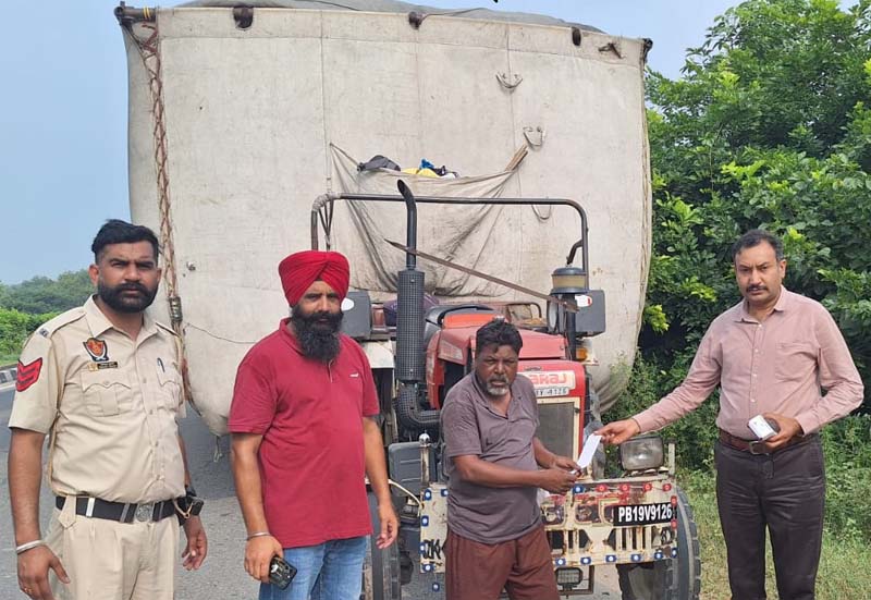 RTA ਨੇ ਤੂੜੀ-ਭੂੰਗ ਵਾਲੇ ਟਰੈਕਟਰਾਂ ਸਮੇਤ 7 ਓਵਰਲੋਡ ਵਾਹਨਾਂ ਦੇ ਕੀਤੇ ਚਲਾਨ