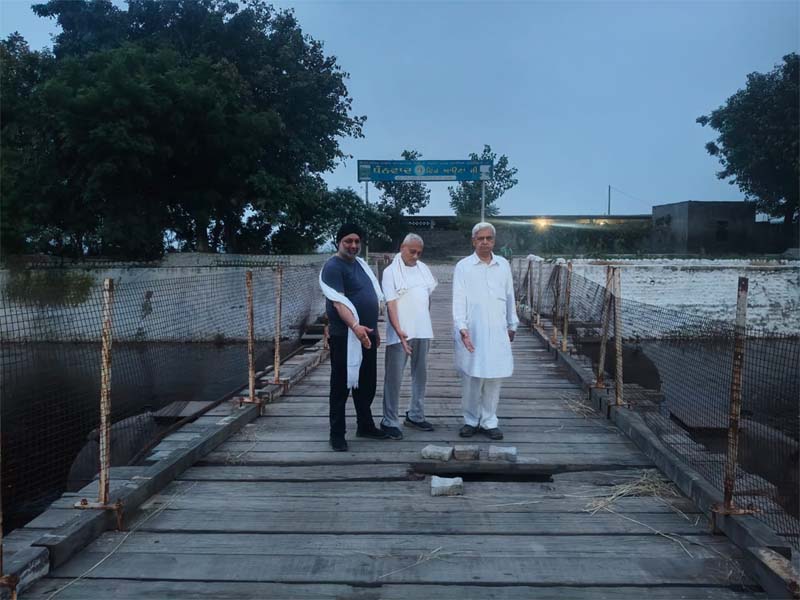 ਗੁਰਦੁਆਰਾ ਸੰਤ ਘਾਟ ਨੇੜੇ ਬਣਿਆ ਇਹ ਪਲਟੂਨ ਪੂਲ ਟੁੱਟਣ ਦੀ ਕਗਾਰ ''ਤੇ! ਵਾਪਰ ਸਕਦੈ ਹਾਦਸਾ