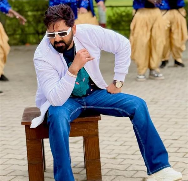 pawan singh to make his bollywood debut with the film  sifar aapke 