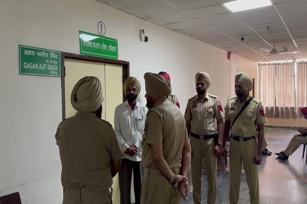 ਕੁੜੀ-ਮੁੰਡੇ ਦੇ ਚੱਕਰ ''ਚ ਫਸਿਆ ਪੰਜਾਬ ਪੁਲਸ ਦਾ ਮੁਲਾਜ਼ਮ! ਪੜ੍ਹੋ ਹੈਰਾਨ ਕਰਦਾ ਮਾਮਲਾ