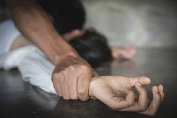 girl who went out with her lover was surrounded by 6 boys