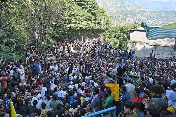 massive protests in kashmir  30 pakistanis killed