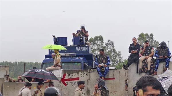 farmers protest barricades borders 
