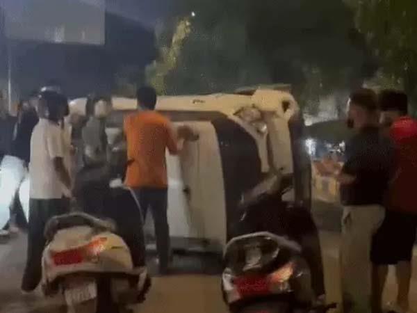 car overturns after losing control in jalandhar