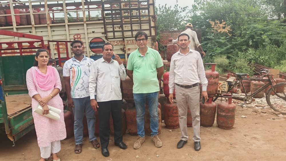 LPG ਦੀ ਕਾਲਾਬਾਜ਼ਾਰੀ ''ਤੇ ਛਾਪਾ, 20 ਘਰੇਲੂ ਅਤੇ 7 ਕਮਰਸ਼ੀਅਲ ਸਿਲੰਡਰ ਬਰਾਮਦ