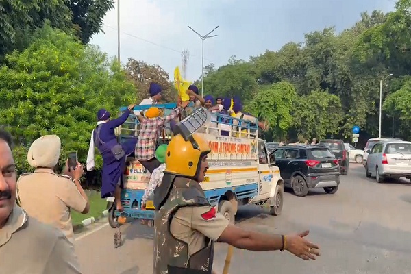ਚੰਡੀਗੜ੍ਹ 'ਚ ਅੰਮ੍ਰਿਤਪਾਲ ਸਿੰਘ ਦੇ ਸਮਰਥਕਾਂ 'ਤੇ ਪਰਚਾ ਦਰਜ, ਪੜ੍ਹੋ ਪੂਰੀ ਖ਼ਬਰ