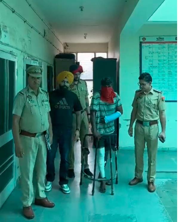 ਮਹਿਲਾ ਤੋਂ ਲੁੱਟੀ ਚੇਨ, ਪੁਲਸ ਨੇ ਦਬੋਚਿਆ, ਪਲਸਤਰ ਲੱਗੇ ਹੱਥ ਨਾਲ ਮੰਗਣ ਲੱਗਾ ਮੁਆਫ਼ੀ