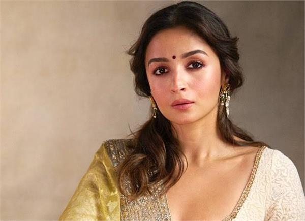 alia bhatt  assam  floods  fans  help  relief work