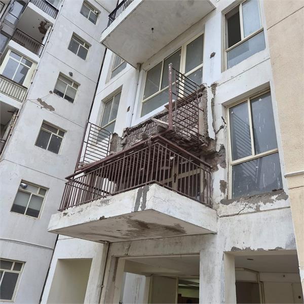 gurugram  balcony roof  collapsed  imperia esfera phase 2