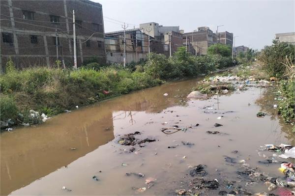 the canal department repaired the broken bist doab canal overnight