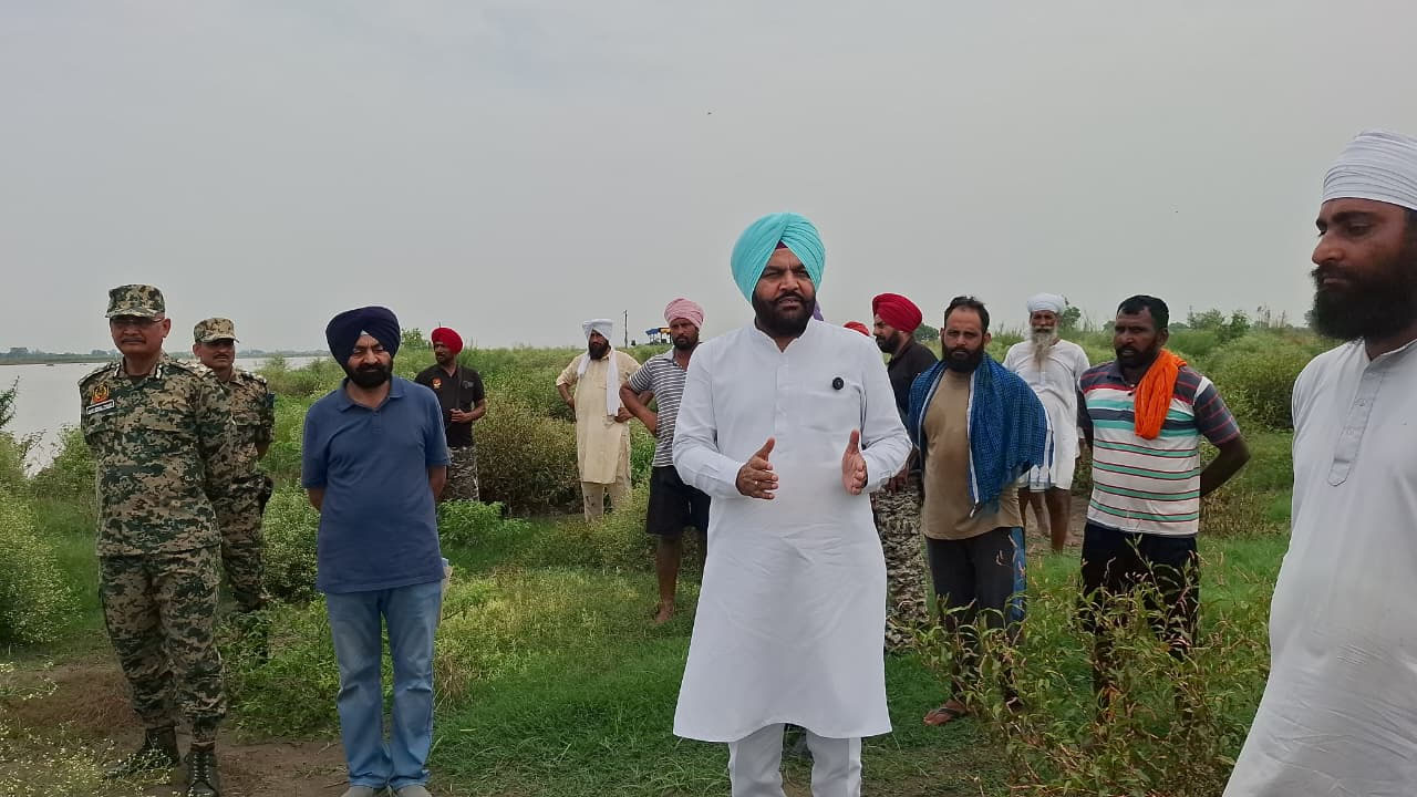 ਰਾਵੀ ਦੇ ਕਟਾਅ ਨਾਲ ਸਰਹੱਦੀ ਪਿੰਡ ਕੱਕੜ ’ਤੇ ਮੰਡਰਾਇਆ ਖ਼ਤਰਾ, MP ਔਜਲਾ ਨੇ ਕੀਤਾ ਦੌਰਾ
