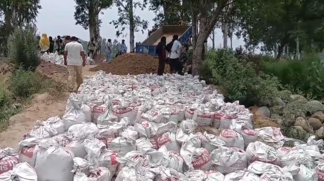 ਗੁਰਦਾਸਪੁਰ ਦੇ ਗਾਹਲੜੀ ਨੇੜੇ ਧੁੱਸੀ ਬੰਨ੍ਹ ''ਚ ਪਿਆ ਪਾੜ, ਤੇਜ਼ੀ ਨਾਲ ਚੱਲ ਰਿਹੈ ਬੰਨ੍ਹ ਨੂੰ ਪੂਰਨ ਦਾ ਕੰਮ